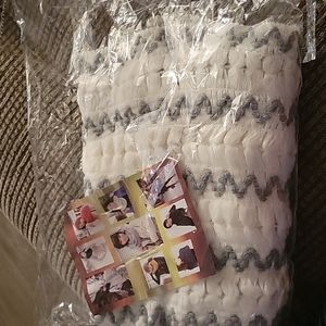 NWT 100% acrylic Infinity scarf